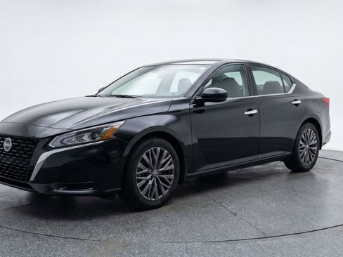Used 2025 Nissan Altima 2.5 SV image 3