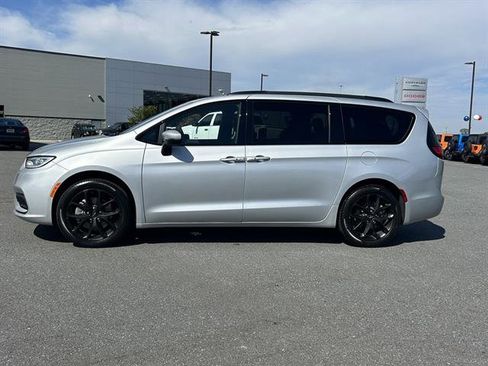 Used 2023 Chrysler Pacifica Touring-L w/ Uconnect Theater Family Group image 3