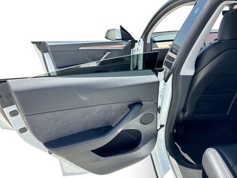 Certified 2023 Tesla Model Y AWD image 10