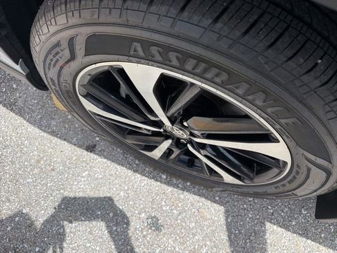 Used 2025 Toyota Corolla Cross AWD Hybrid w/ Convenience Package image 17