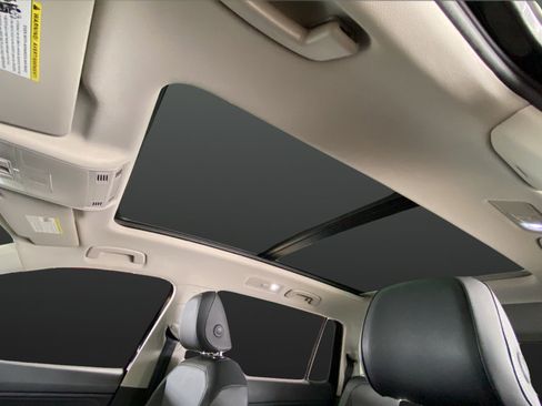 Used 2019 Volkswagen Tiguan SE w/ Panoramic Sunroof Package AWD/4WD image 12