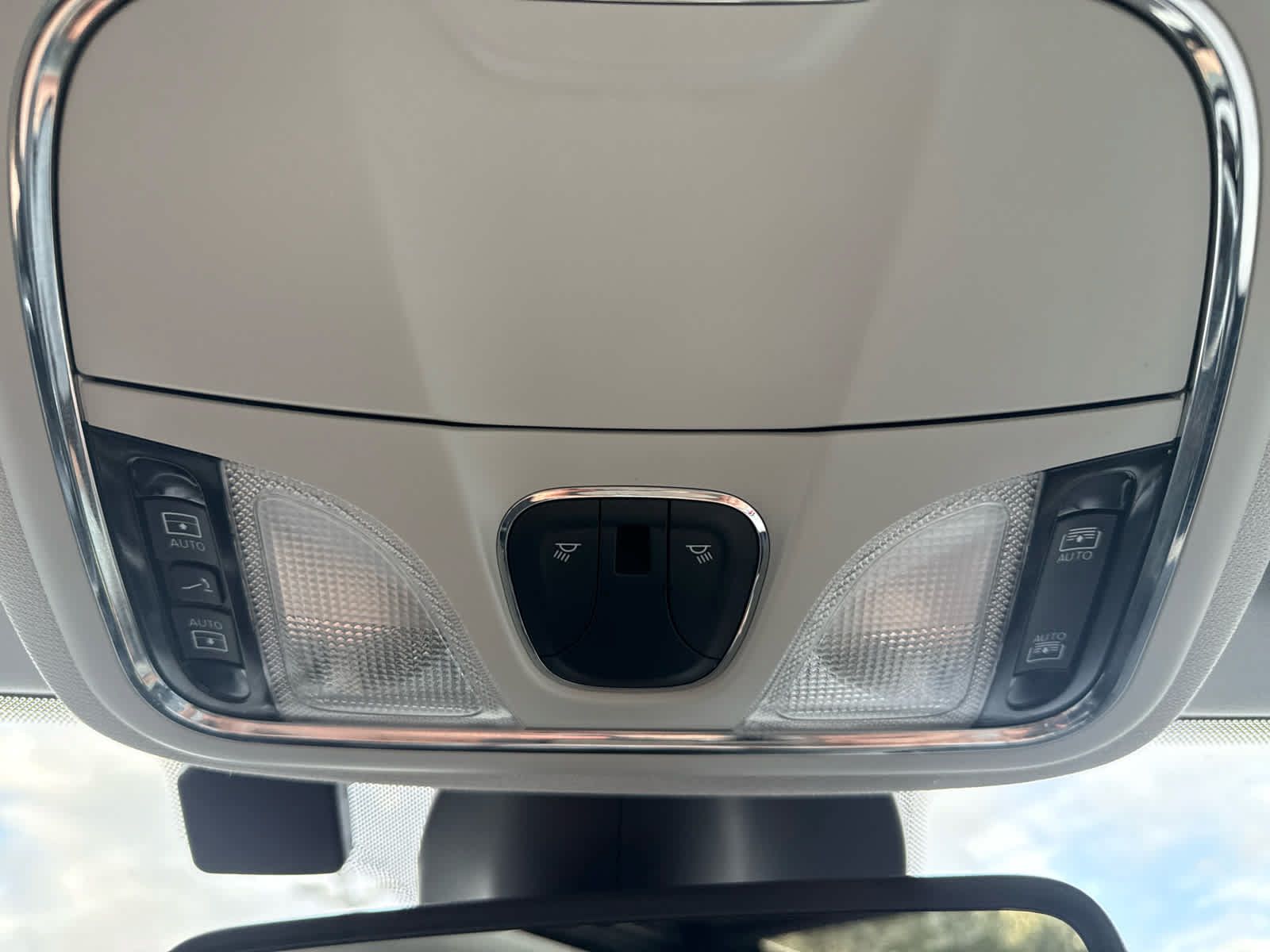 Used 2019 Jeep Cherokee Limited w/ Luxury Group AWD/4WD image 24