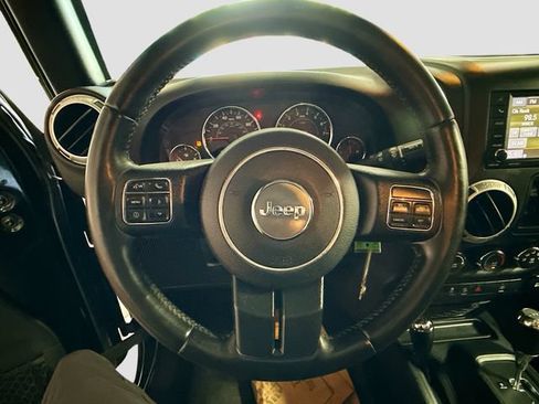Used 2018 Jeep Wrangler Unlimited Rubicon w/ Connectivity Group AWD/4WD image 12