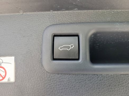 Used 2025 Toyota Highlander LE FWD image 9