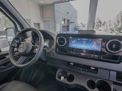 Used 2025 Mercedes-Benz Sprinter 2500 image 19