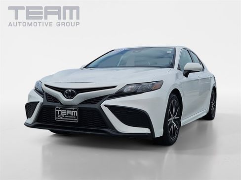 Used 2023 Toyota Camry SE image 3