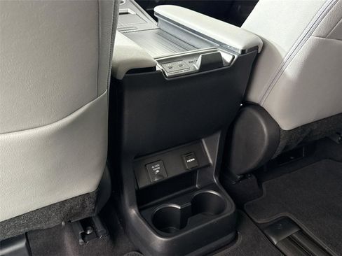Used 2025 Toyota Sienna XLE image 36
