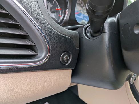 Used 2011 Chrysler 200 Limited FWD image 39