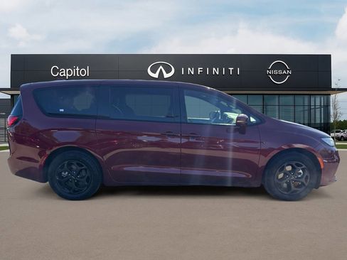 Used 2022 Chrysler Pacifica Limited w/ S Appearance Package image 4