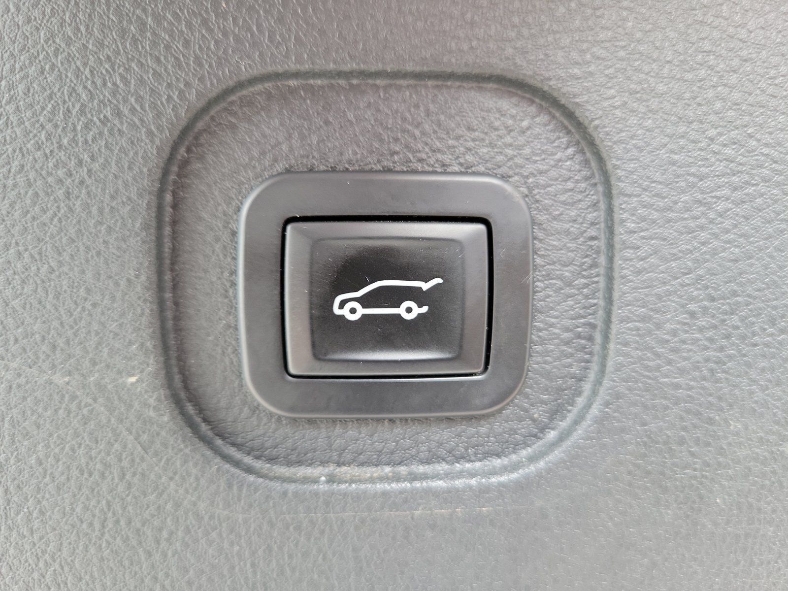 Used 2017 Chevrolet Equinox Premier w/ Enhanced Convenience Package AWD/4WD image 10