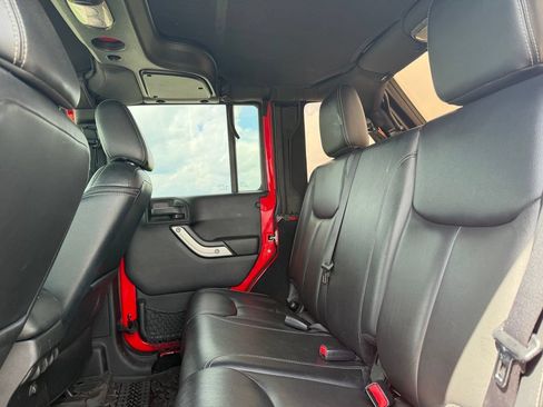 Used 2015 Jeep Wrangler Unlimited Rubicon w/ Connectivity Group AWD/4WD image 12