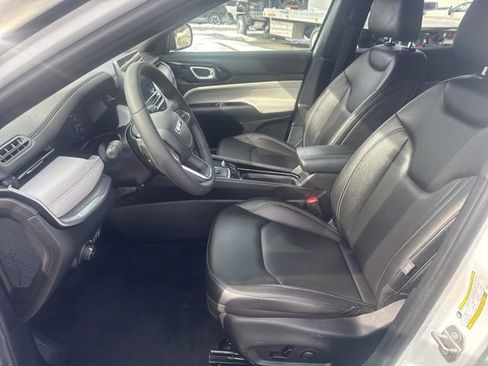 Used 2025 Jeep Compass Limited AWD/4WD image 12