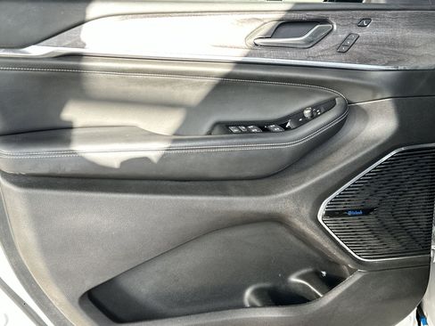 Used 2023 Jeep Grand Cherokee Overland w/ Advanced Protech Group III image 30