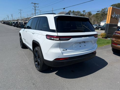 Used 2025 Jeep Grand Cherokee Altitude AWD/4WD image 5