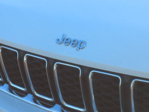 Certified 2023 Jeep Grand Cherokee Laredo image 23