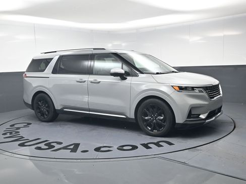 Used 2022 Kia Carnival SX Prestige image 2