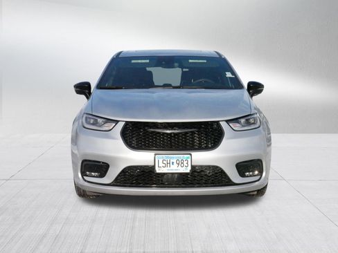 Used 2023 Chrysler Pacifica Limited w/ S Appearance Package image 2