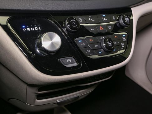 Used 2024 Chrysler Pacifica Touring-L image 32