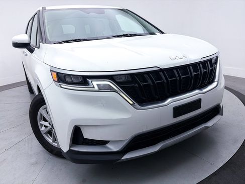 Used 2022 Kia Carnival LX image 3