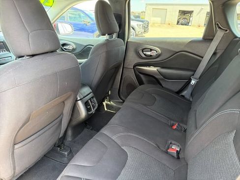 Used 2021 Jeep Cherokee Latitude FWD image 21