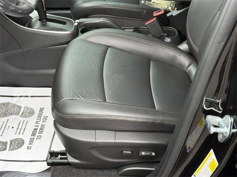 Used 2022 Chevrolet Trax LT w/ Premium Seat Package image 17