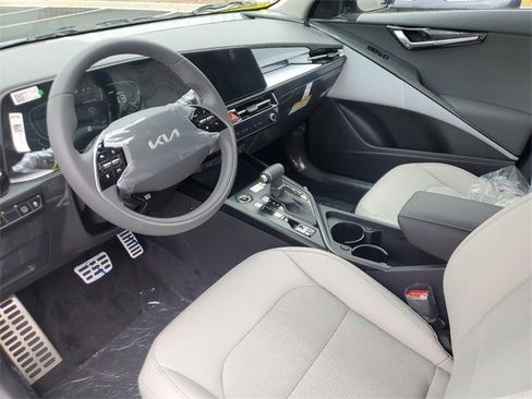 New 2025 Kia Niro EX Touring image 16