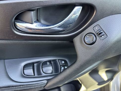 Used 2016 Nissan Rogue SV w/ SV Moonroof Package FWD image 13