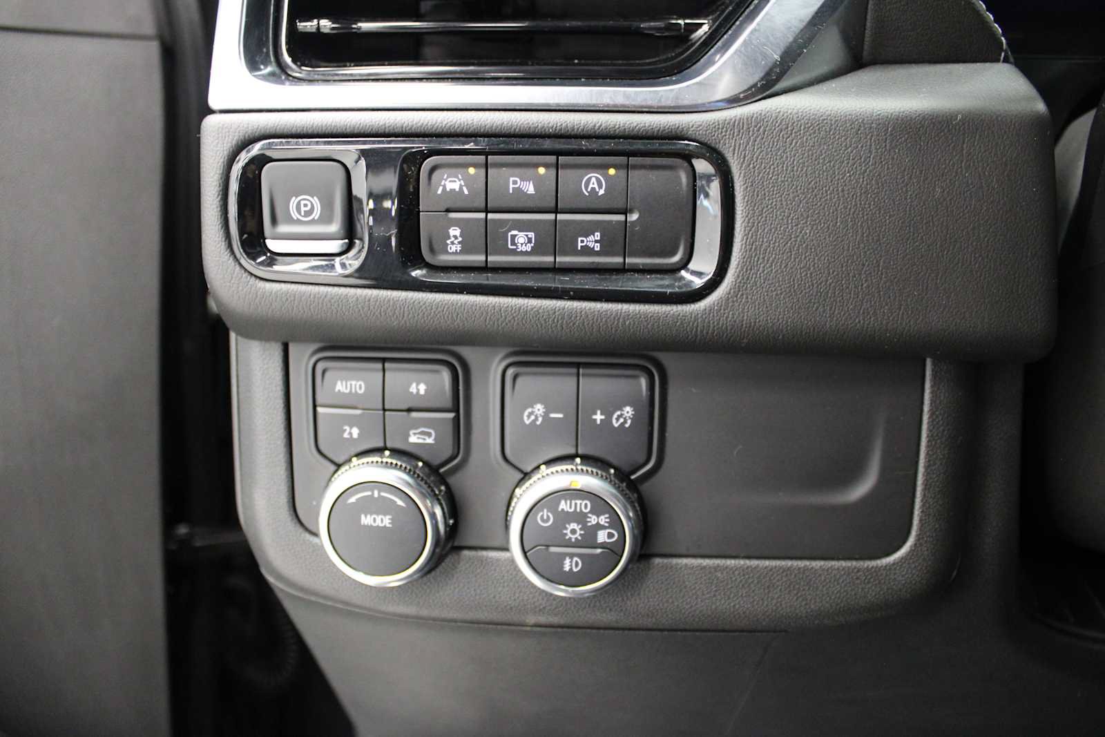 Used 2025 GMC Yukon XL Denali AWD/4WD image 24