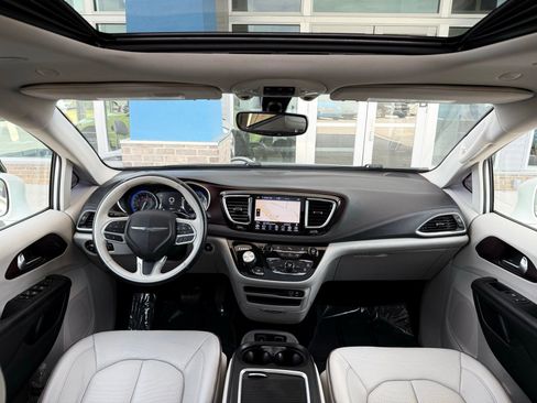 Used 2020 Chrysler Pacifica Limited image 2