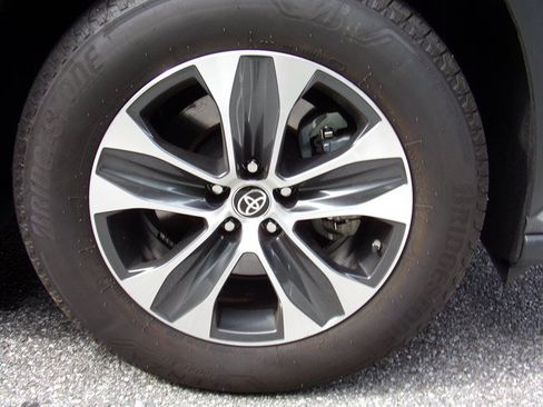 Used 2025 Toyota Highlander XLE AWD/4WD image 15