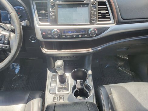 Used 2019 Toyota Highlander XLE AWD/4WD image 39