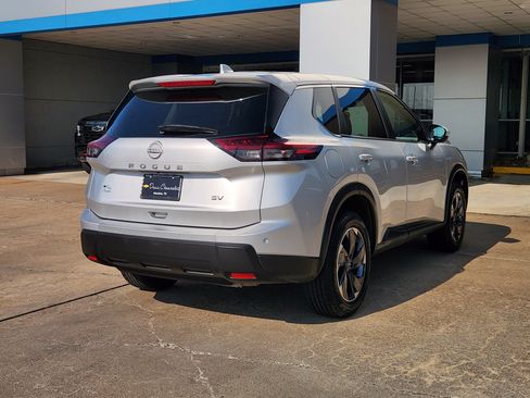 Used 2024 Nissan Rogue SV FWD image 6