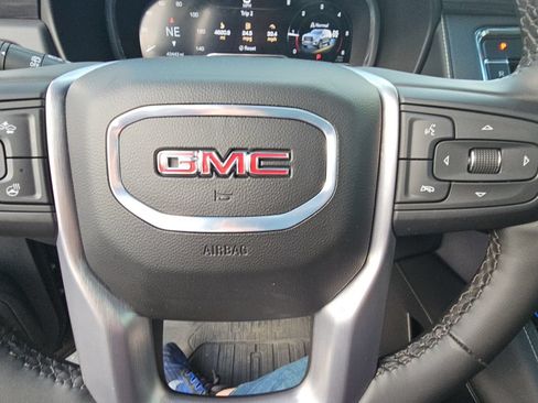 Used 2024 GMC Yukon SLT w/ SLT Premium Package AWD/4WD image 12