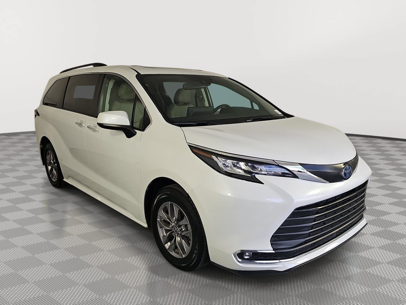 Used 2022 Toyota Sienna XLE FWD image 2