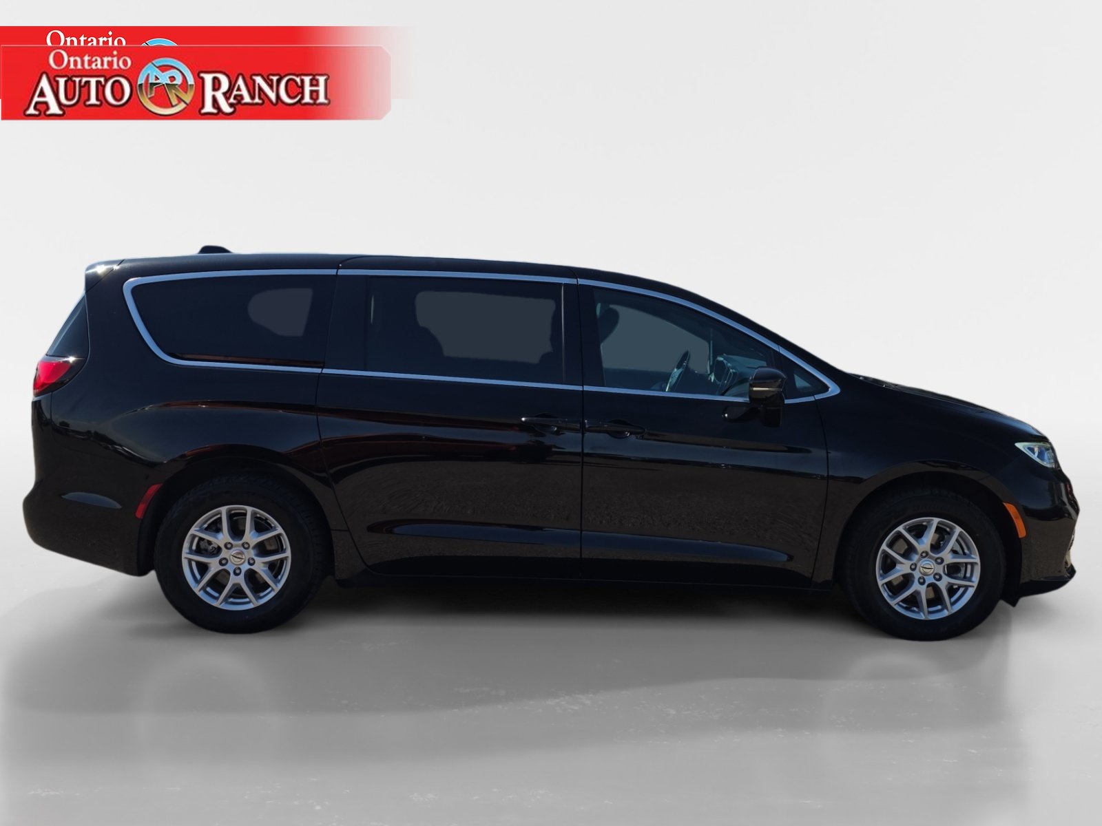 Used 2024 Chrysler Pacifica Touring FWD image 6