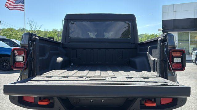 Used 2026 Jeep Gladiator Mojave w/ Safety Group AWD/4WD image 28