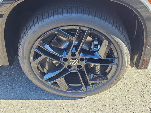 New 2025 Volkswagen Tiguan SE R-Line image 3