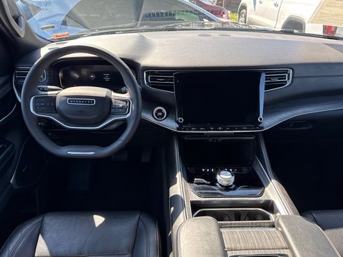 Used 2024 Jeep Wagoneer L Series II w/ Flexible Seating Group image 9