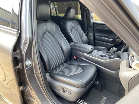 Used 2021 Toyota Highlander XSE FWD image 23
