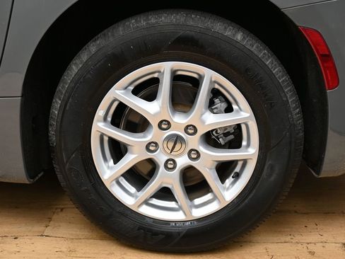 Used 2023 Chrysler Pacifica Touring-L FWD image 12
