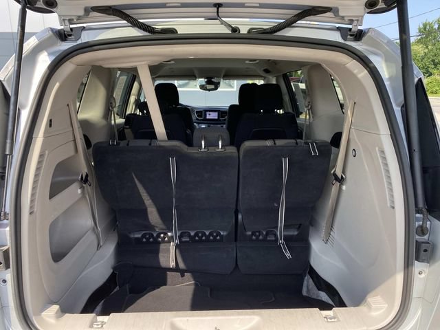 Used 2023 Chrysler Voyager LX FWD image 5