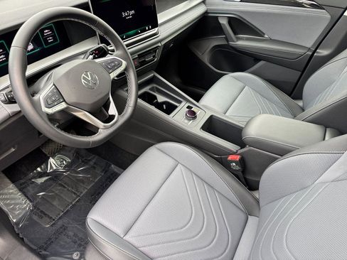 Used 2025 Volkswagen Tiguan SE w/ Panoramic Sunroof Package image 9