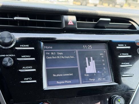 Used 2018 Toyota Camry SE FWD image 3