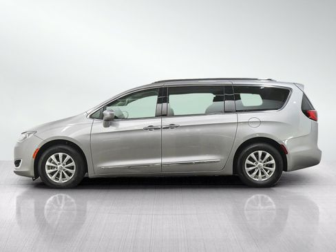 Used 2018 Chrysler Pacifica Touring-L FWD image 2
