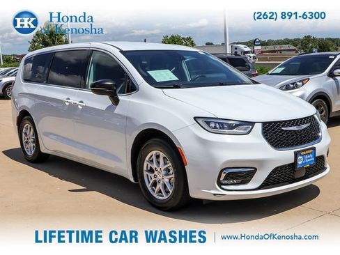 Used 2024 Chrysler Pacifica Touring-L FWD image 7