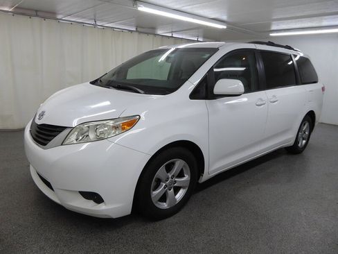 Used 2014 Toyota Sienna LE image 3