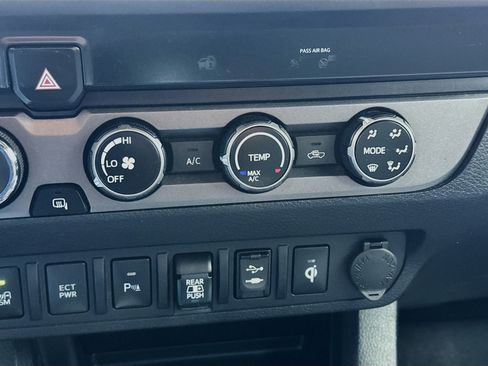 Used 2019 Toyota Tacoma TRD Off-Road w/ Technology Package image 12