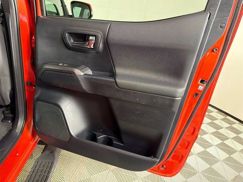 Used 2016 Toyota Tacoma TRD Sport image 17