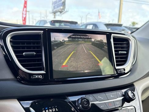 Used 2023 Chrysler Pacifica Touring-L image 26