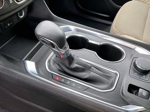 Used 2022 Chevrolet Traverse LS image 17